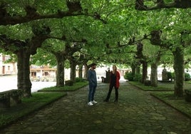 Luis López acompañado por la número dos Eunice Seisdedos en la plaza de Entrambasmestas.