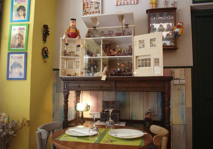 La exclusiva decoración con juguetes antiguos es la seña de identidad de este restaurante.