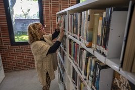 Eva Manzanos, en la biblioteca del centro cívico Ateca, en Monte, en su primer día abierta.