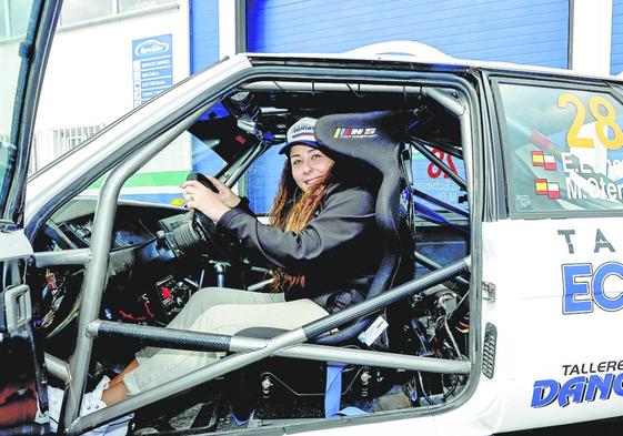 Maura Otero posa al volante del coche que copilota junto a Kike Echevarría.