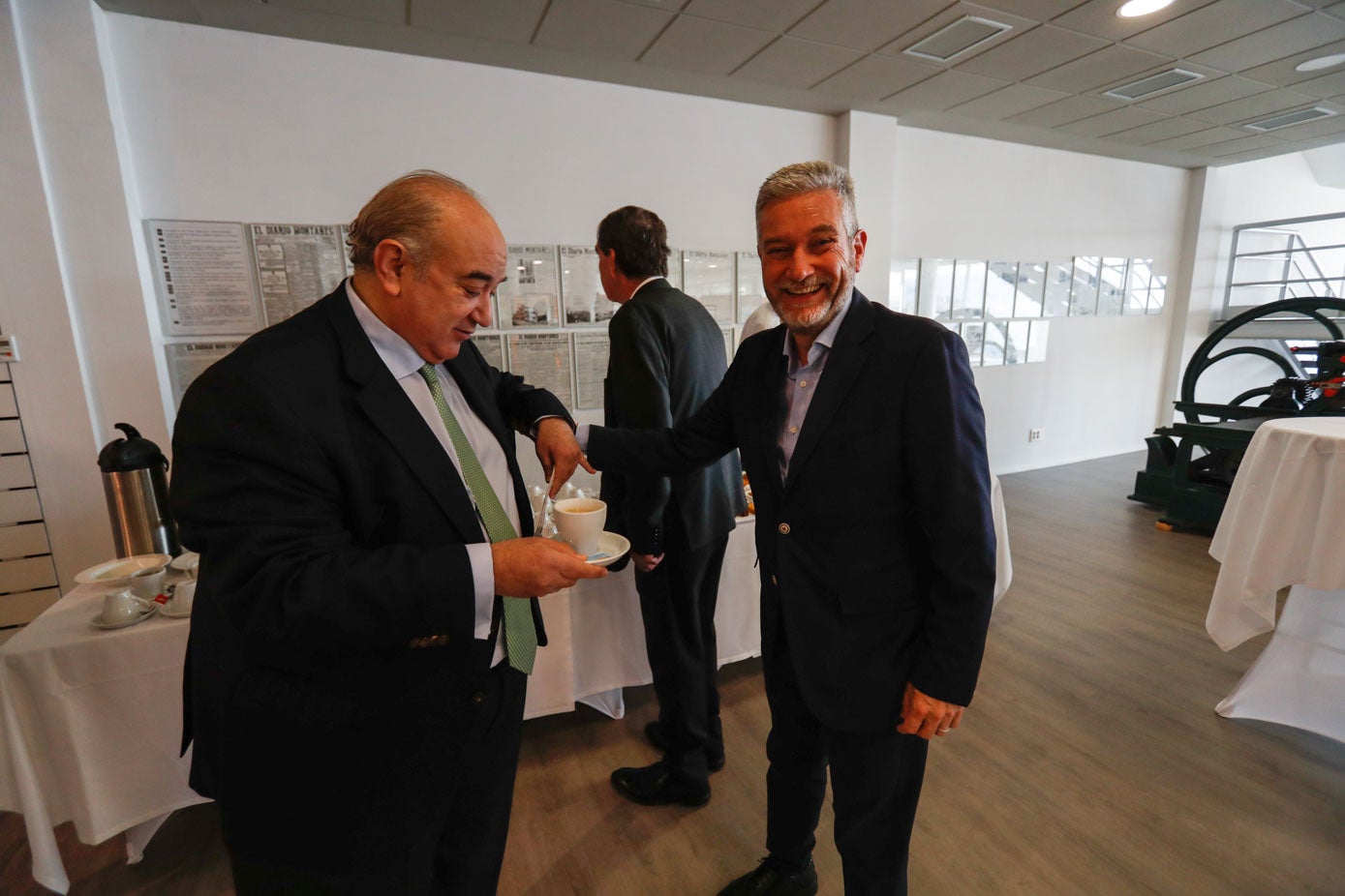 Emilio del Valle (Vox) y Javier Ceruti (Cs) tuvieron tiempo antes del debate para tomar un café.