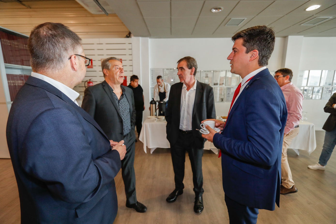 Íñigo Noriega, Jesús Serrera, Ignacio Pérez y Daniel Fernández (PSOE) toman un café antes de empezar el debate