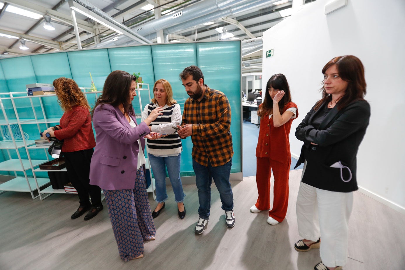 Pilar González comenta los detalles del debate con las periodistas de El Diario Montañés Dolores Gallardo, Ana del Castillo, Mariña Álvarez y Daniel Martínez.