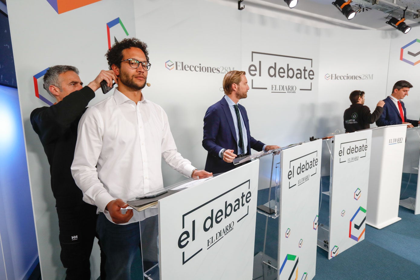 Keruin Martínez, junto a Felipe Piña, en los últimos instantes antes de comenzar el debate. Al fondo, Daniel Fernández (PSOE).