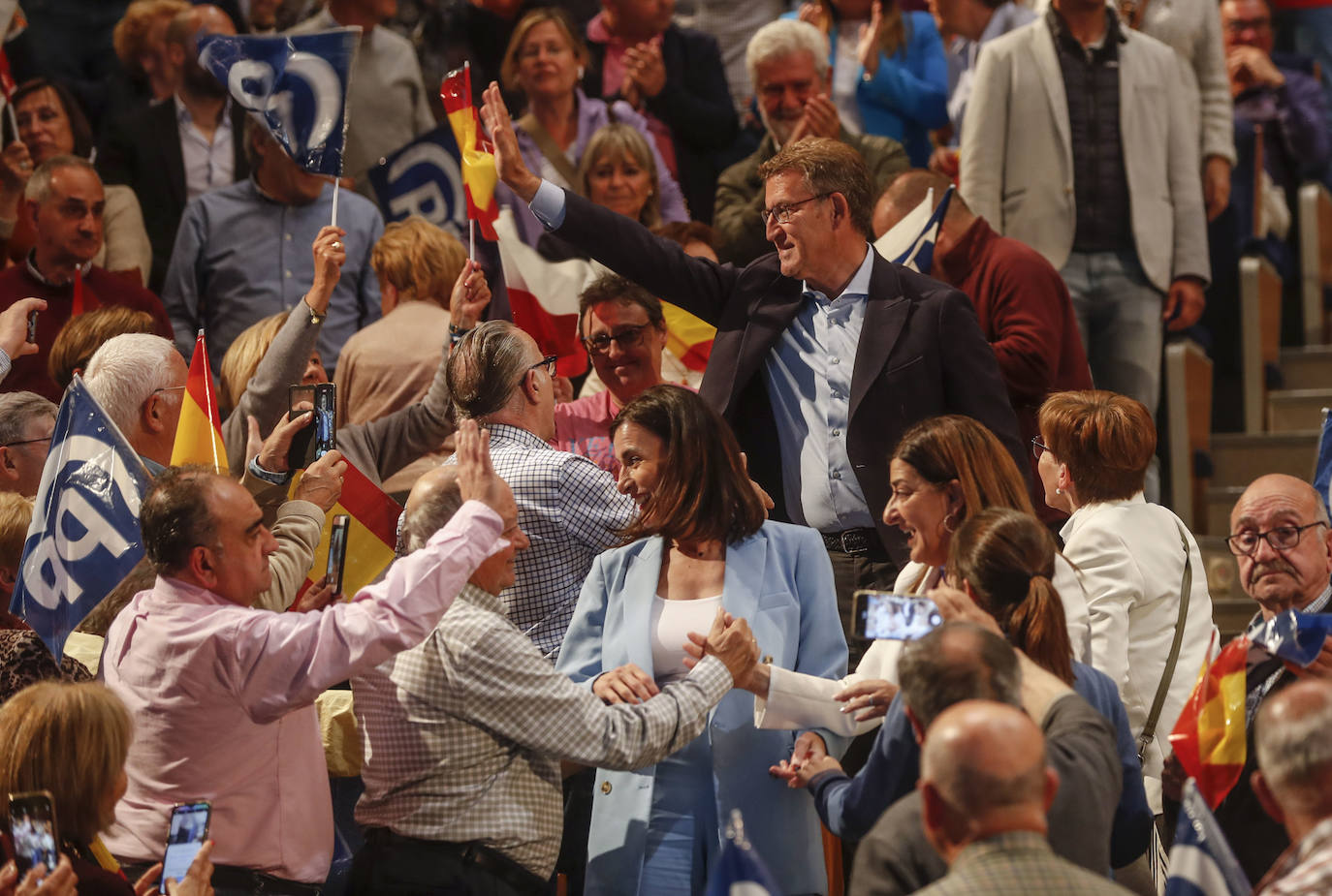 Feijóo saluda a los asistentes al mitin a su entrada en la Sala Argenta del Palacio de Festivales