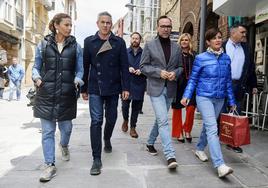 Isabel Rodríguez, de paseo por Reinosa con Pablo Zuloaga y el candidato a la Alcaldía, Sergio Balbontín.