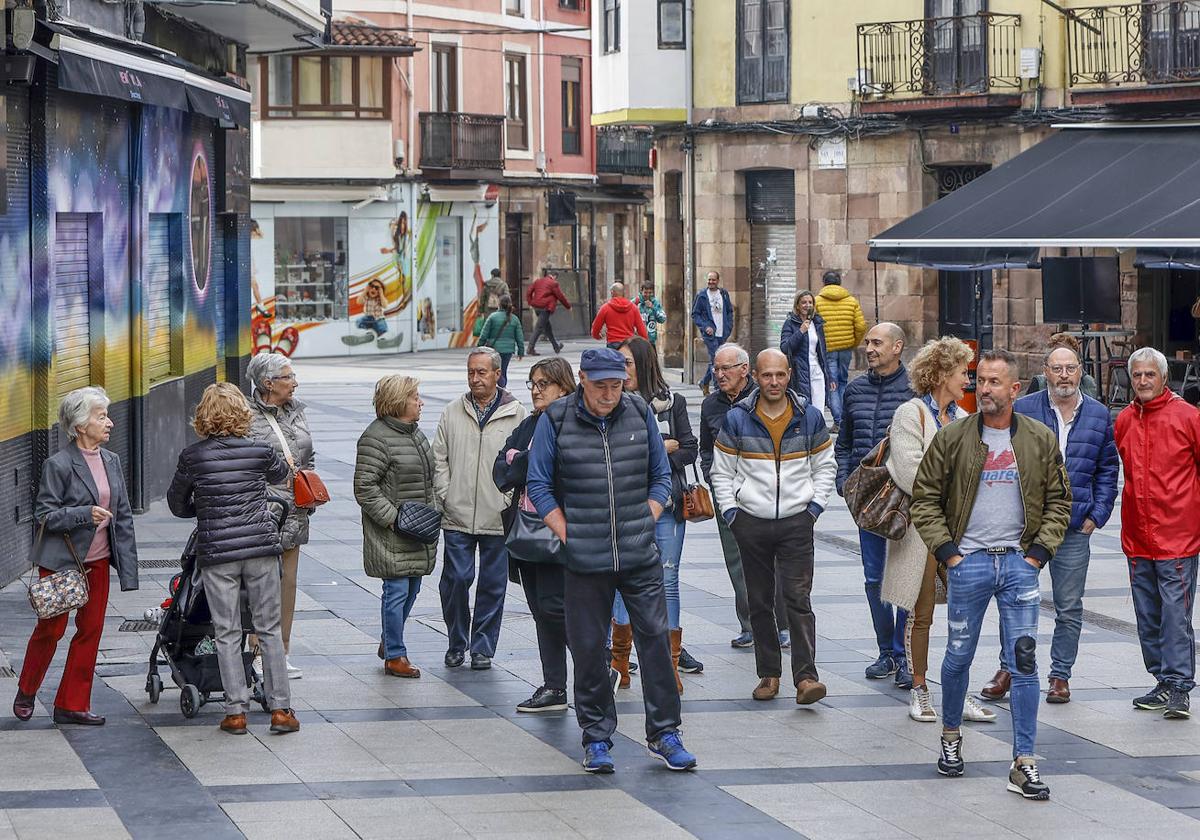 Algunos miembros de la Asociación de Afectados por el Ocio Nocturno caminan por la zona de vinos, este martes, en Torrelavega.