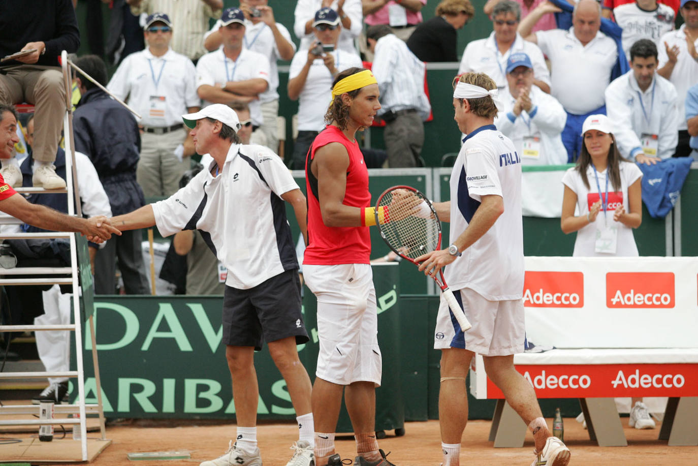 Nadal tras vencer al italiano Volandri en la Copa Davis celebrada en Santander en 2006.