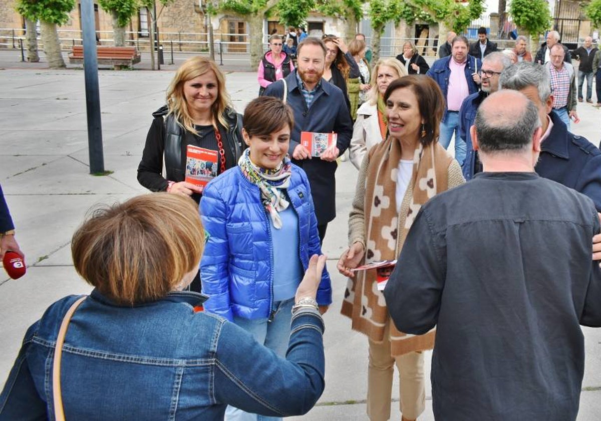 Isabel Rodríguez departiendo con los vecinos de Los Corrales.