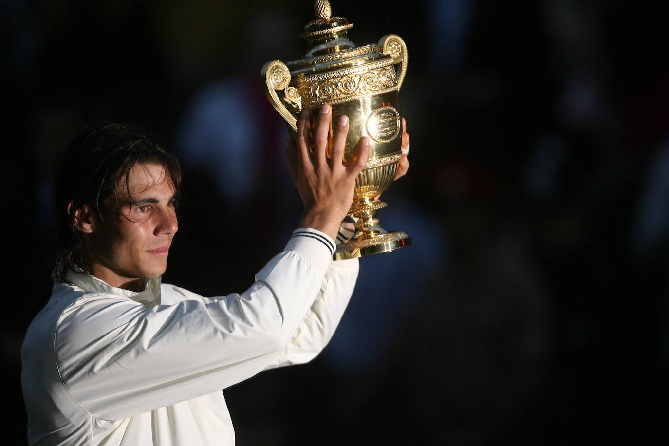 Visiblemente emocionado, levanta su primer trofeo de Wimbledon en el año 2008.