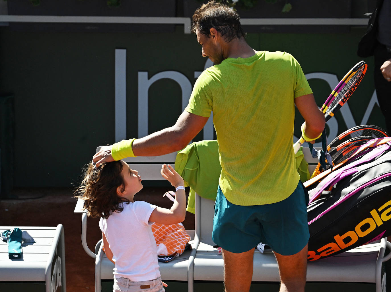 Nadal saludando a un niño durante el último Roland Garros, en 2022.