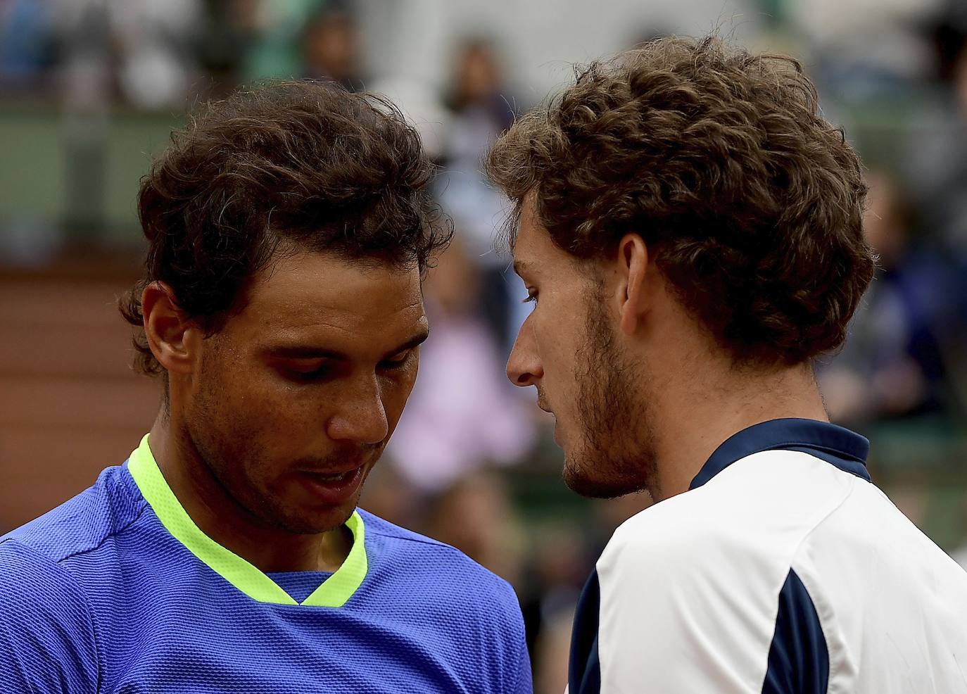 Nadal y Pablo Carreño se saludan tras el abandono del gijonés en cuartos de final de Roland Garros, en 2017.