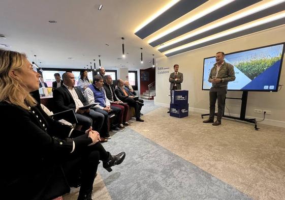 El consejero Guillermo Blanco, en la imagen dirigiéndose a los asistentes, también acudió a la presentación del Plan Estratégico de Competitividad del Sector Agroalimentario de Cantabria (PEC).