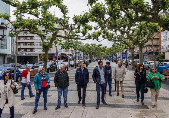 Varios vecinos comentan sus problemas mientras pasean por la Avenida de España.