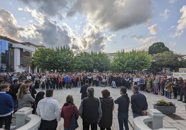 Cientos de personas han acompañado a los padres de Mario, de espaldas, que agradecieron el cariño.