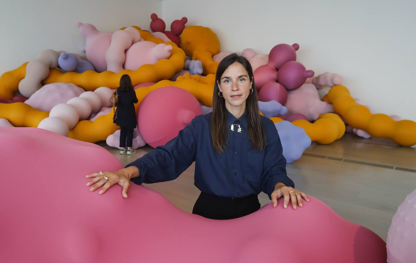 La «inmensidad» y la «fantasía material» de la exposición de pintura y escultura 'Enredos: Eva Fàbregas' llena el espacio expositivo del Centro Botín