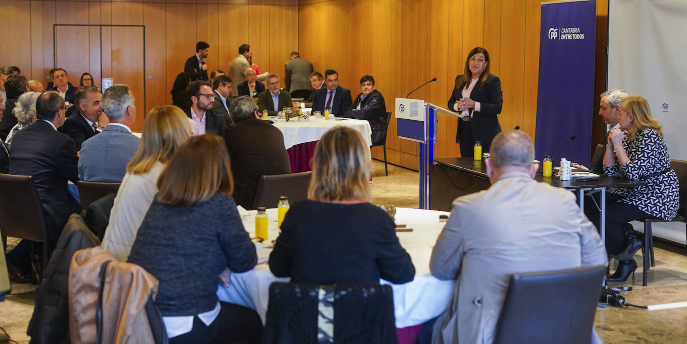 María José Sáenz de Buruaga presentó sus propuestas ante representantes de los distintos sectores económicos de la región.