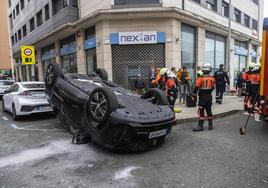 El vehículo siniestrado, volado en la calzada tras de accidente.