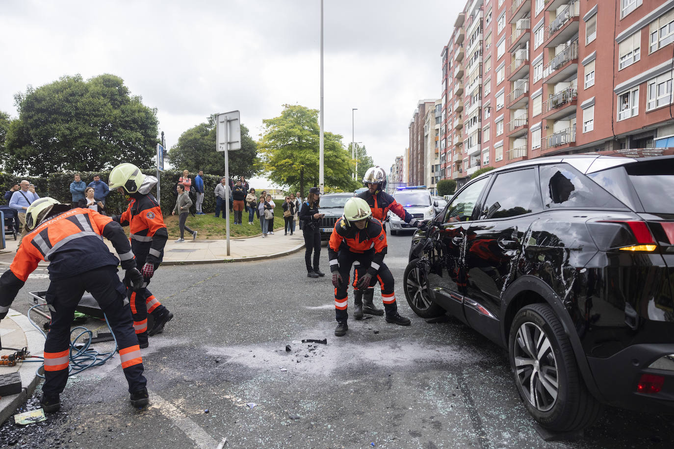 Tras despejar la zona ha sido necesario llevar a cabo labores de limpieza de la vía, en la que quedaron esparcidos restos del accidente.