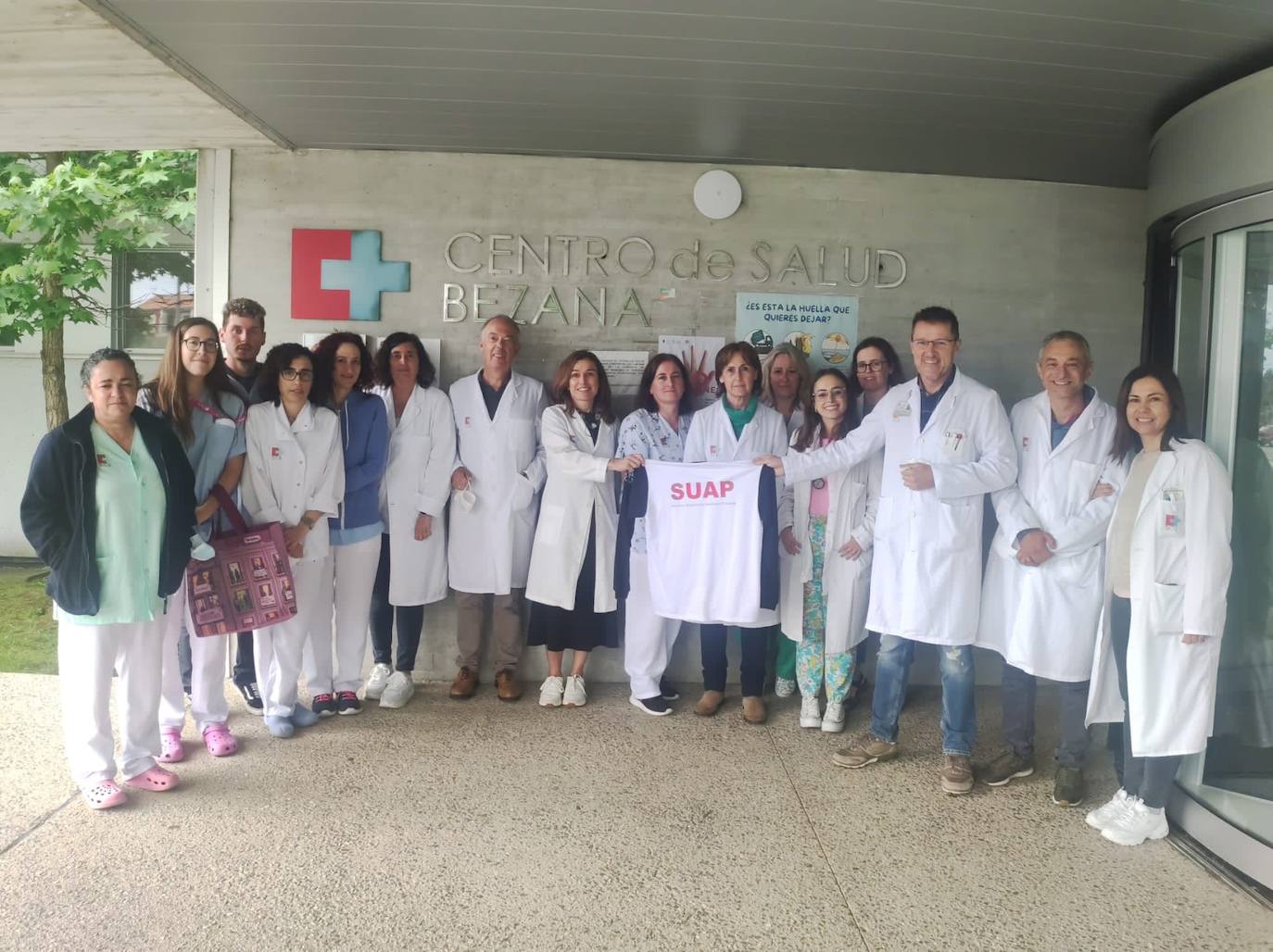 Protesta en el Centro de Salud de Bezana, donde también han manifestado su apoyo a los compañeros del SUAP.