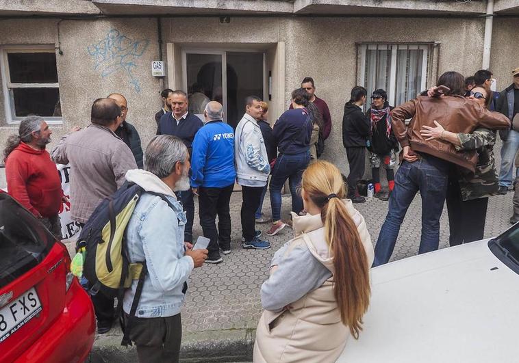 En la calle León Felipe 7, en Santander, en el momento en el que se anuncia que el desahucio no se llevará a cabo.