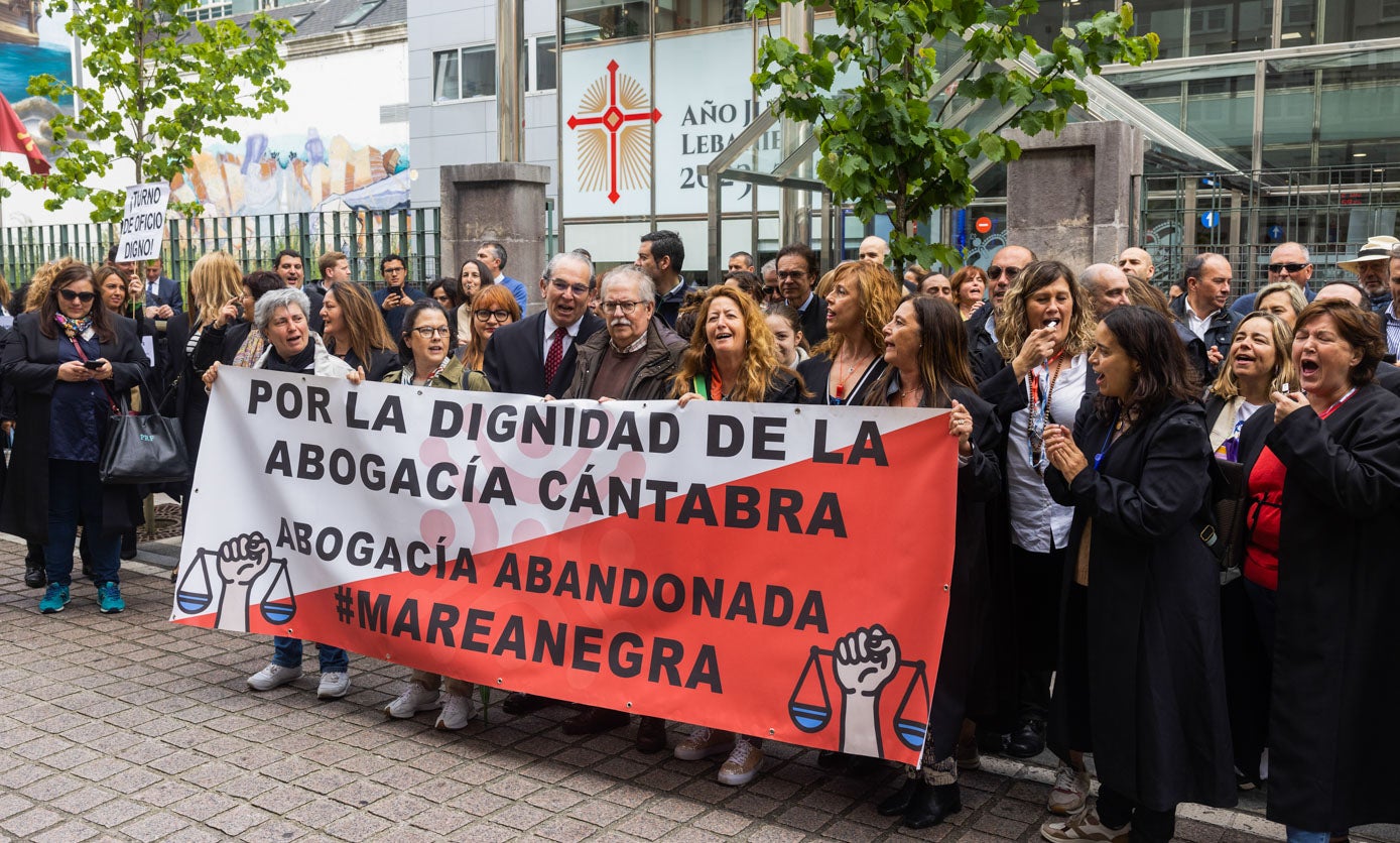 La Plataforma por el Turno de Oficio se manifestó este viernes frente a la sede del Gobierno regional, en Peña Herbosa.