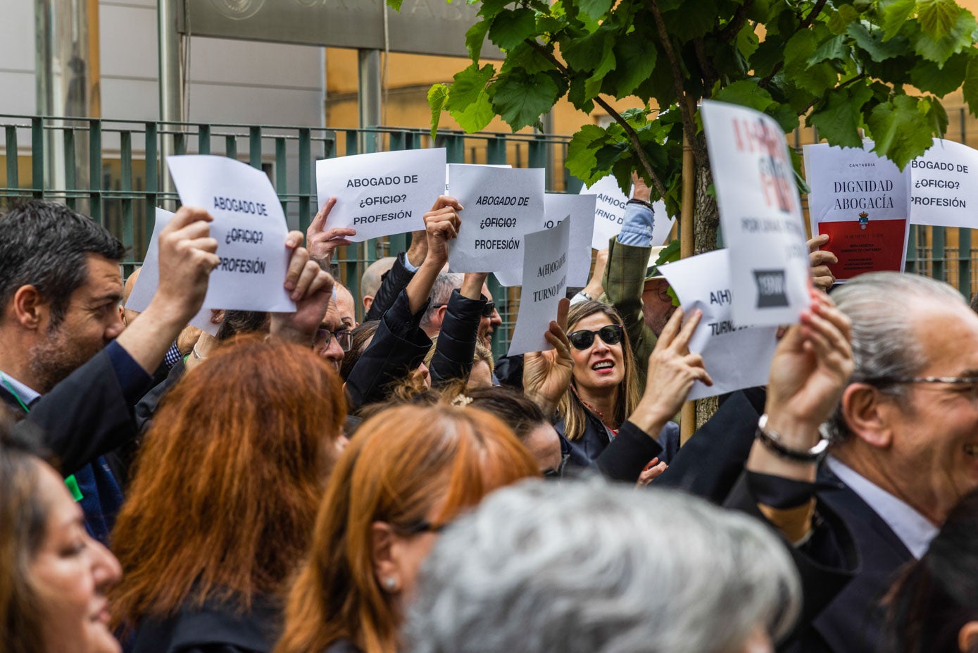 La plataforma pide que se elabore un Proyecto de Estatuto del Letrado del Turno de Oficio en el que se regule la definición de su relación con la Administración.