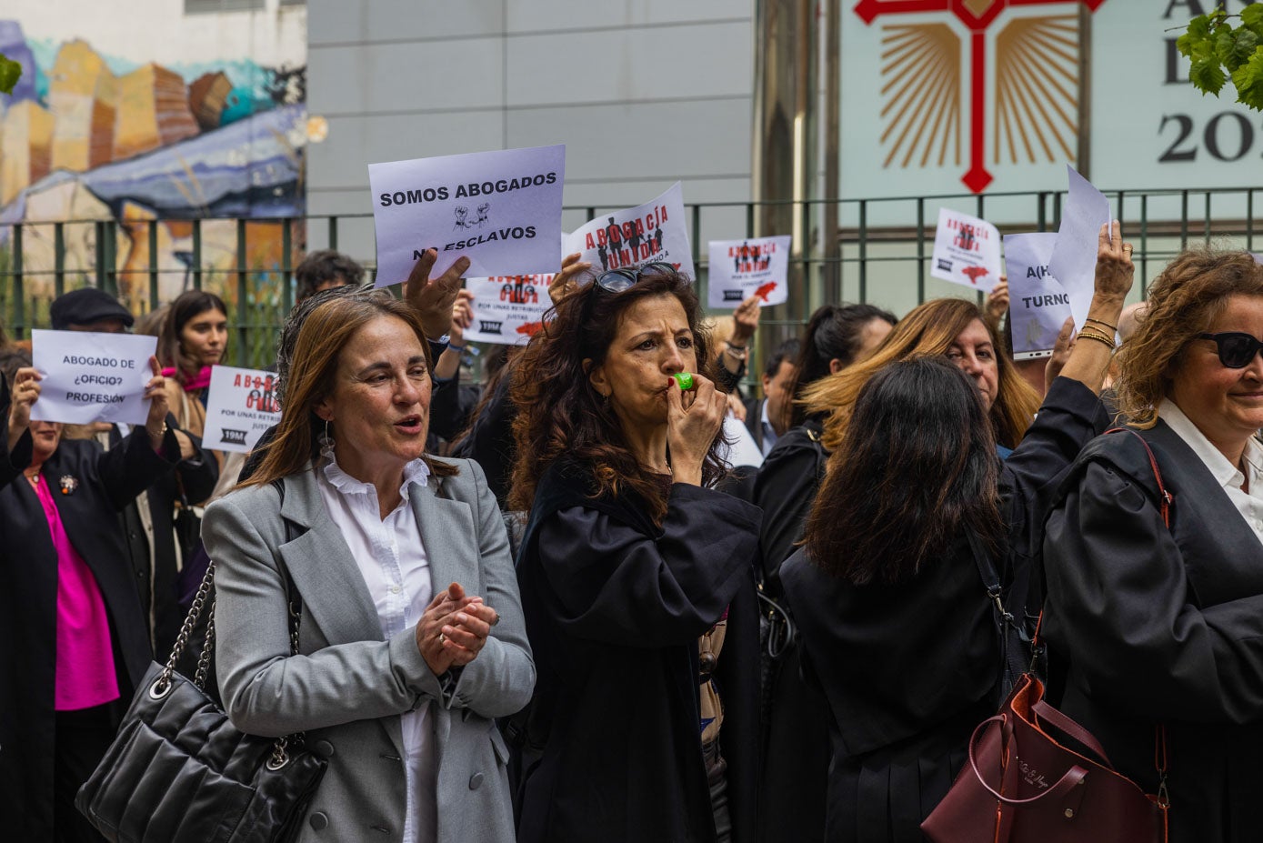 Con silbatos y tambores reivindicaron el derecho a la conciliación, con una modificación urgente de la normativa que permita que los abogados se equiparen al resto de trabajadores. ﻿