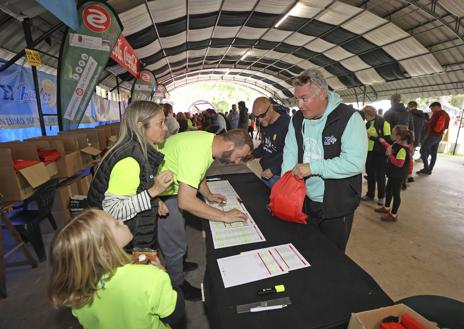 Imagen secundaria 1 - Desde las 16.30 horas la carpa registró un trasiego constante. Un dorsal con dedicatoria. 