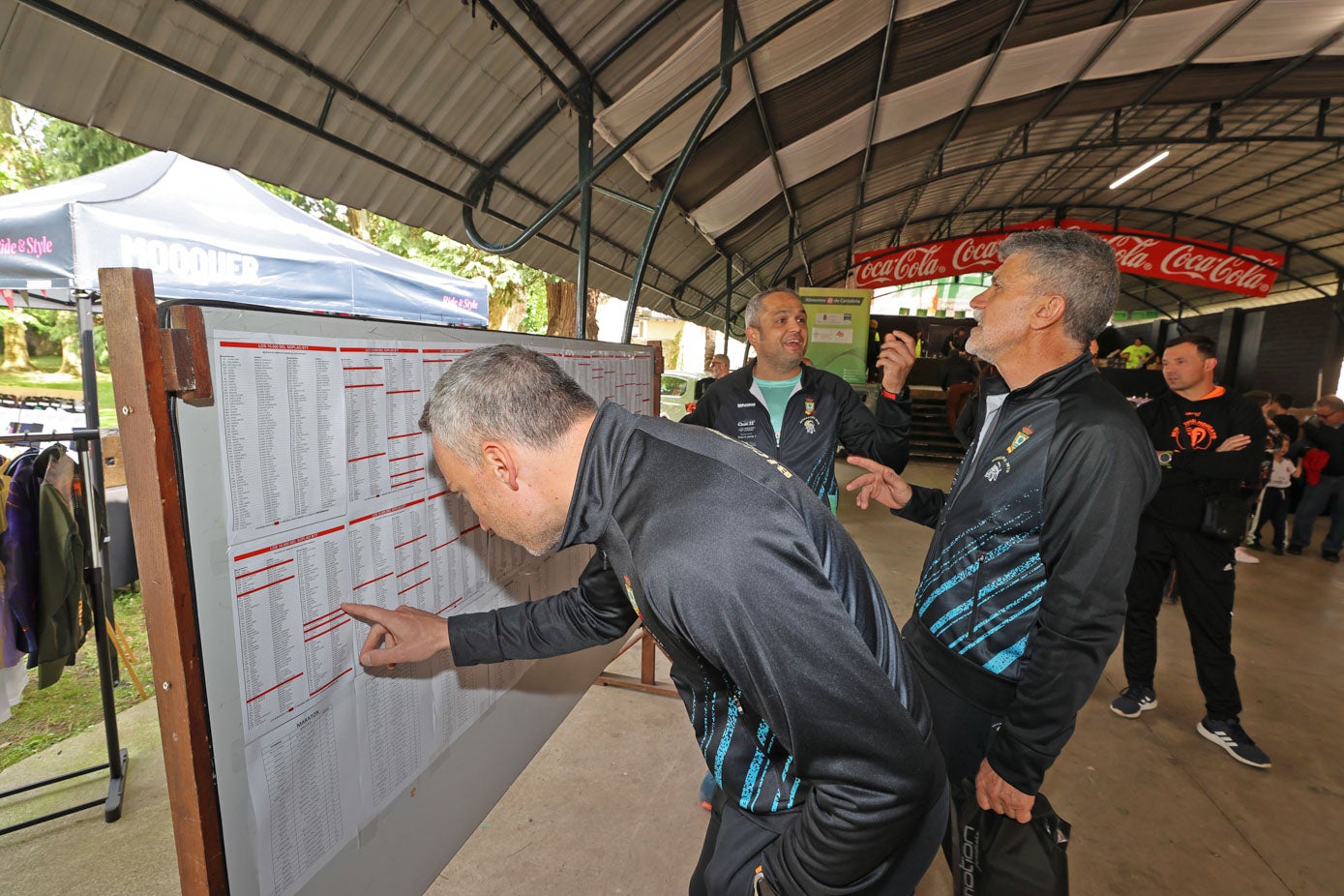 En la carpa también estaba disponible el listado con todos los inscritos.