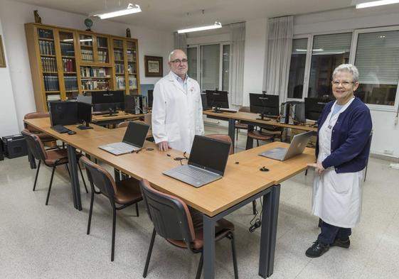 Sor Clara Gallego junto a Jesús Castanedo, en la sala de informática de la Cocina Económica.