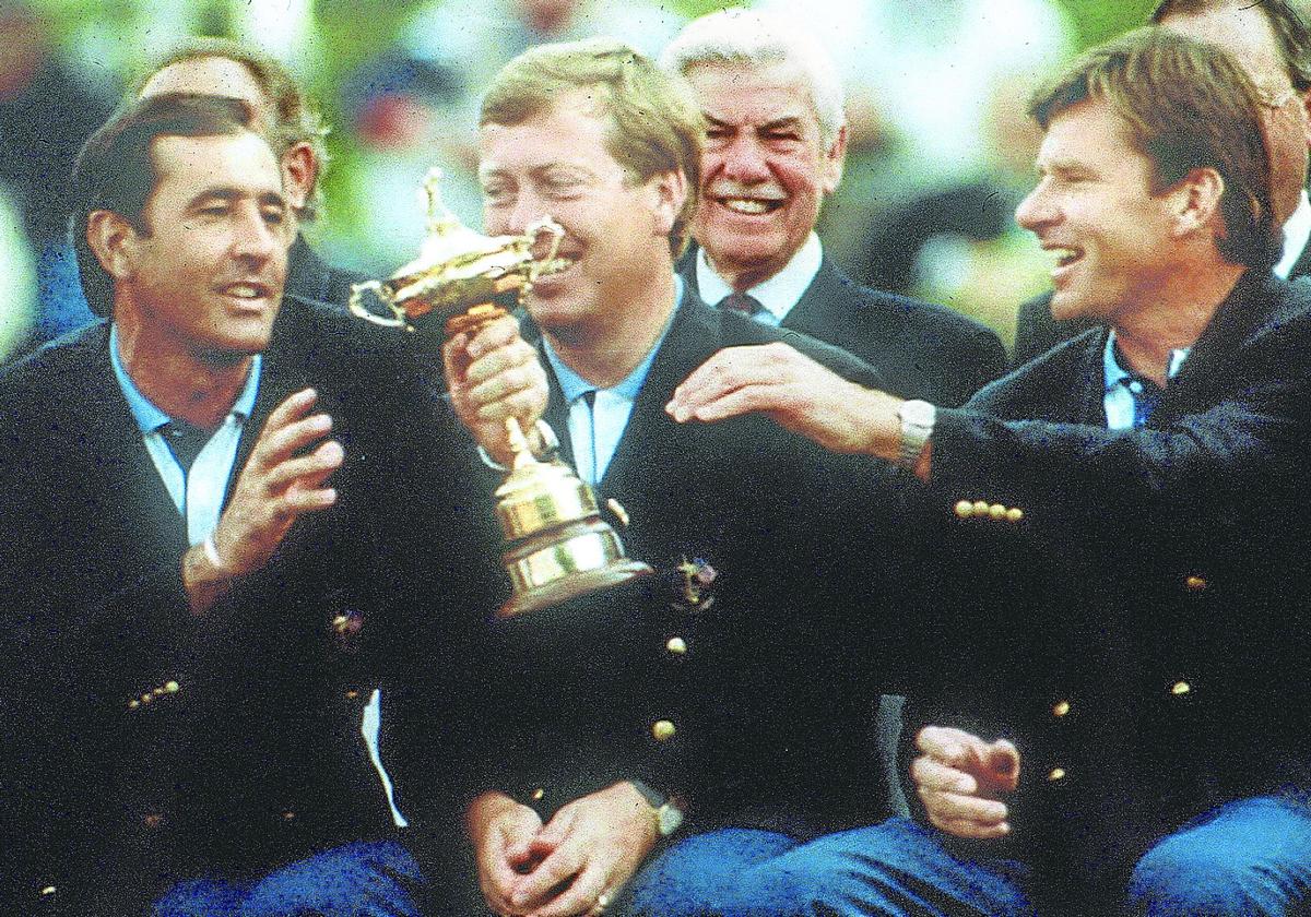 Momento histórico. Severiano Ballesteros comparte el trofeo de la Ryder en Oak Hill con Nick Faldo, en presencia de Howard Clark.