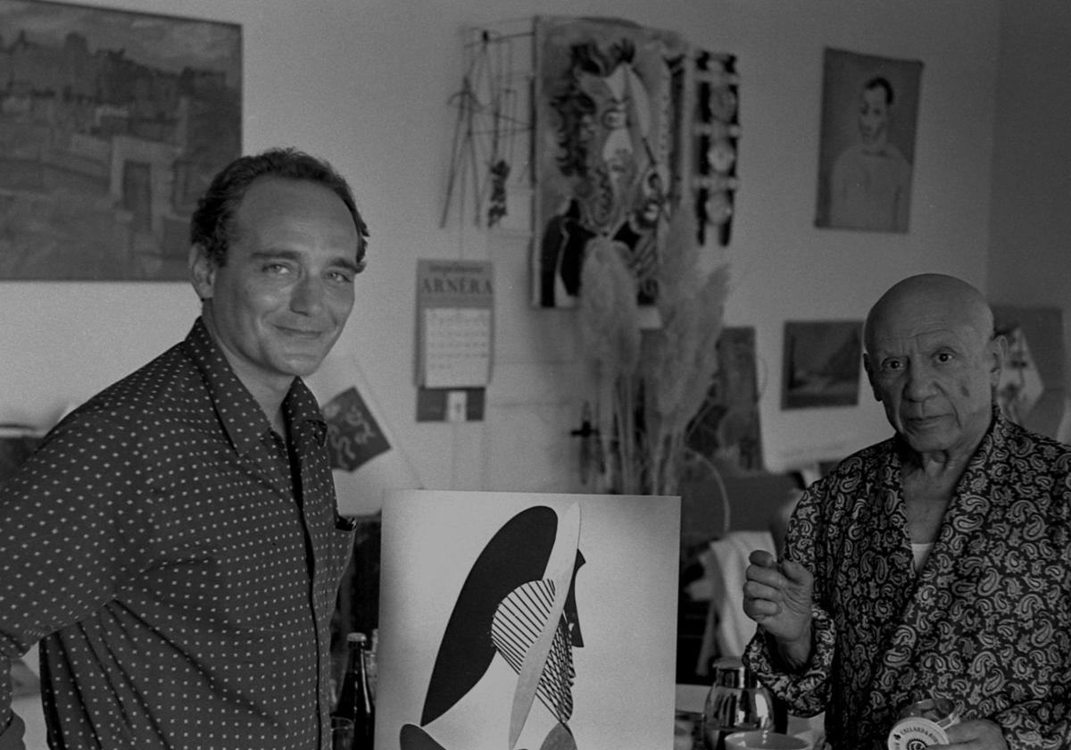 Pablo Picasso y Roberto Otero junto a la fotografía de la maqueta de 'Cabeza demujer' (1962-1964), encargo del ChicagoCivic Center Mougins, Notre-Dame-de-Vie,agosto 1966.