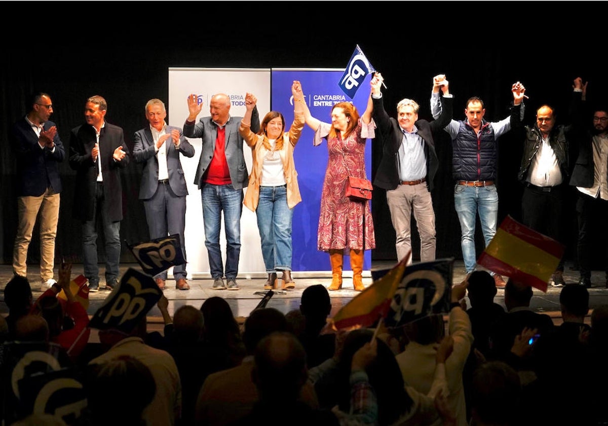 Buruaga, junto a los candidatos del PP de Campoo, durante el acto en Reinosa