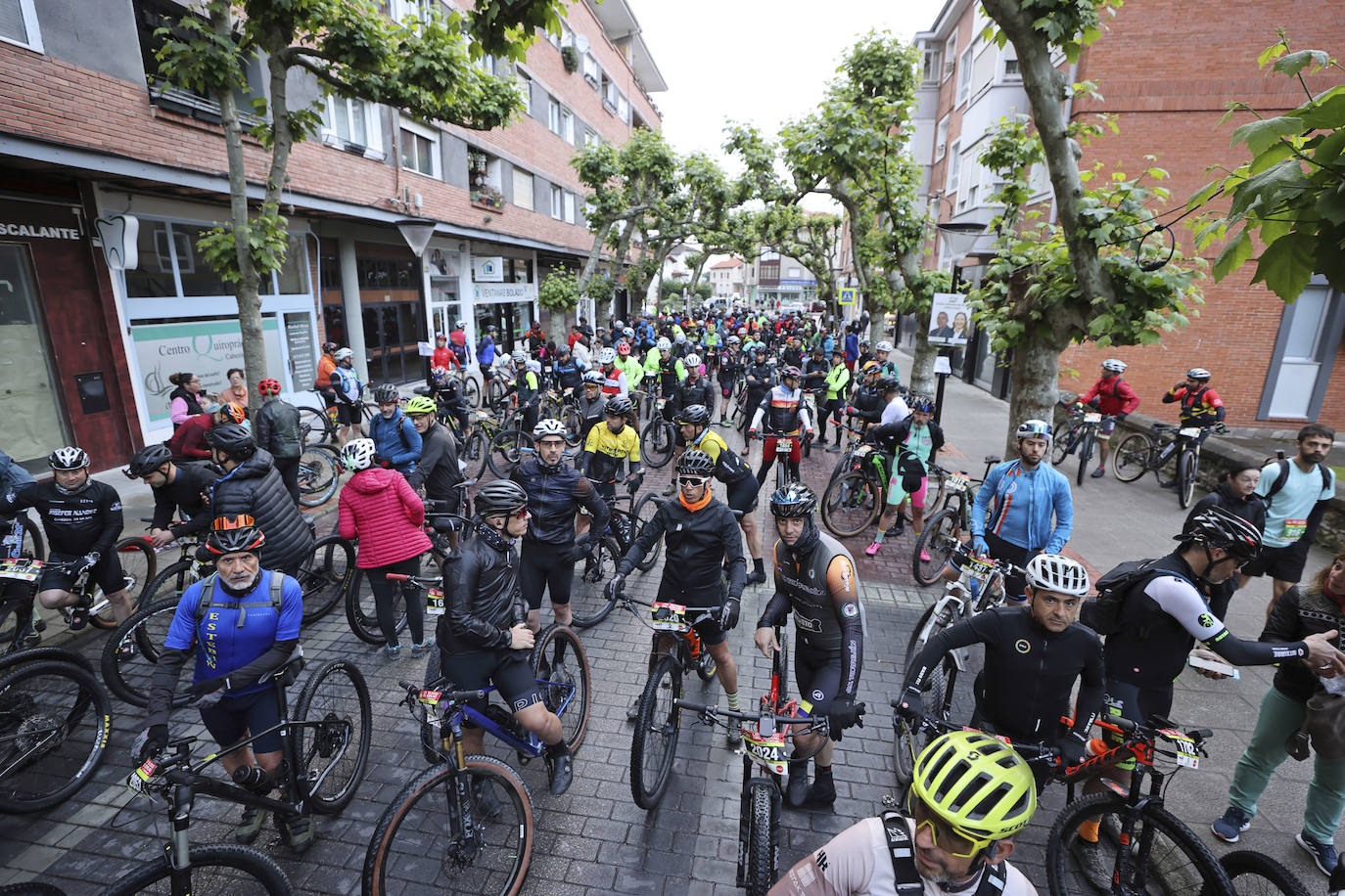 Los participantes, apostados en las calles de Cabezón de la Sal antes de la salida.