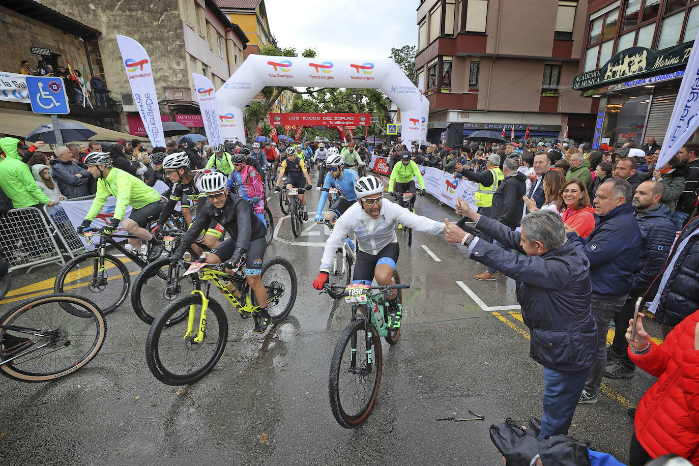 Miguel Ángel Revilla saluda a los participantes.