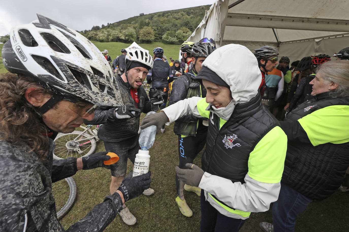 Agua y sales para afrontar el resto de la carrera.