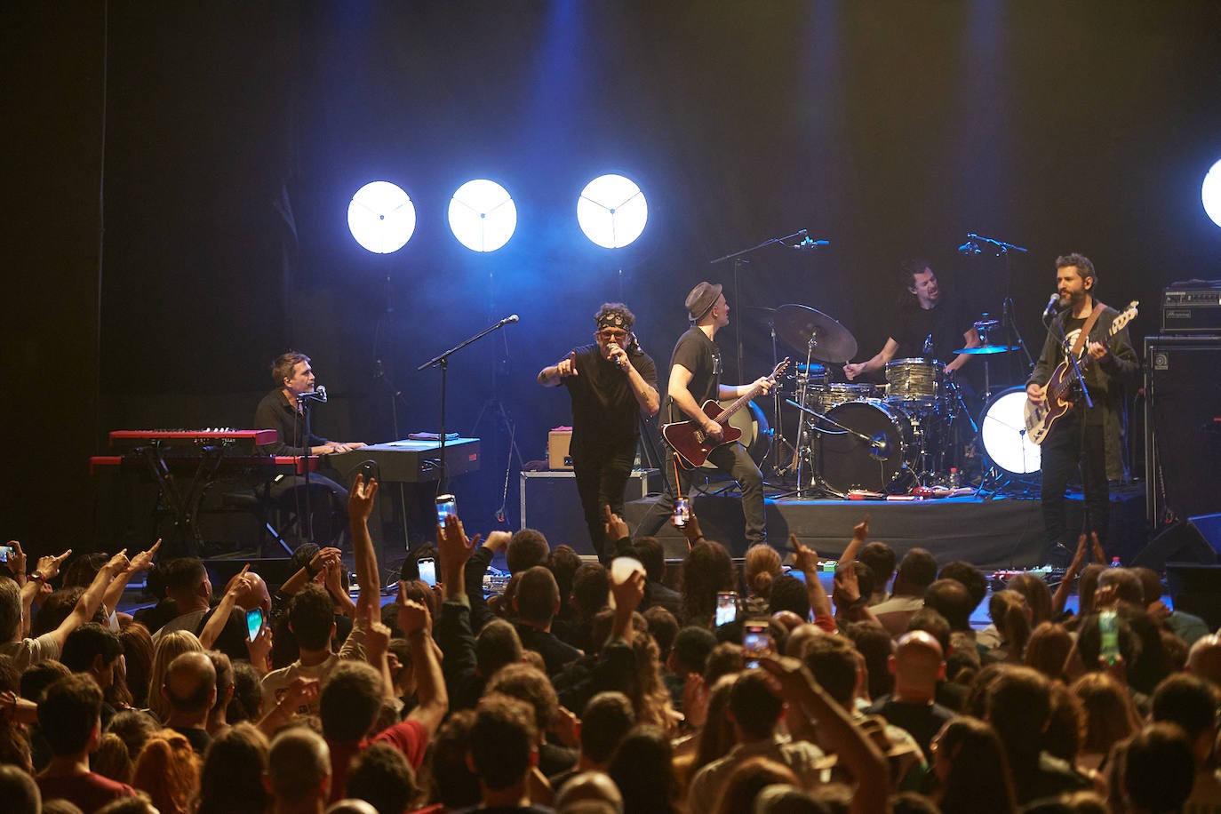 Con su último álbum, 'Dios los Cría', Calamaro volvió a estar nominado en los Latin Grammy a Mejor Álbum Vocal Pop y con la Grabación del Año por el tema 'Bohemio' junto a Julio Iglesias y se alzó con el Latin Grammy a la mejor canción con el tema 'Hong Kong' con C. Tangana