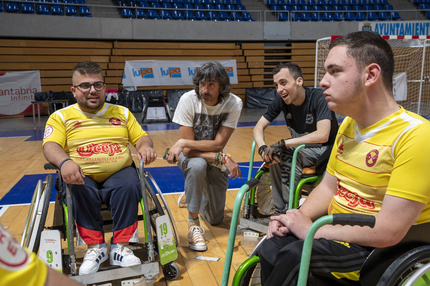 Amavisca posa con tres de los participantes en la exhibición.