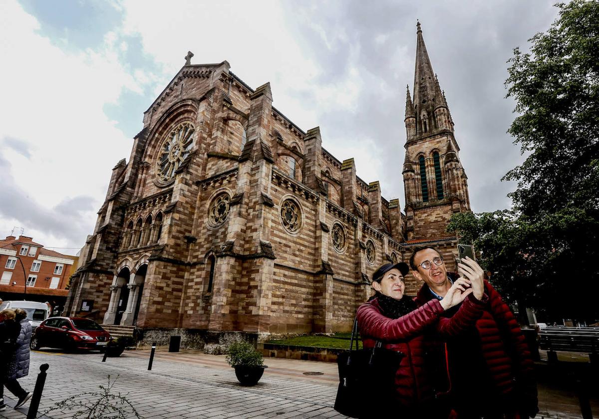 Celia y Christian, turistas de Toulouse (Francia), inmortalizan su visita con un selfi, el viernes, frente a La Asunción.