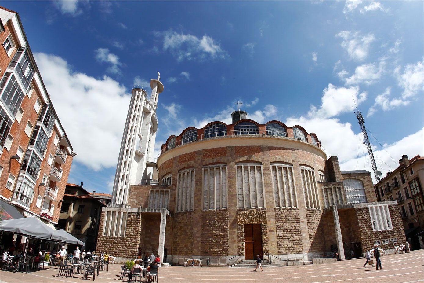 La singular Iglesia de la Virgen Grande atraer muchas miradas en la plaza Baldomero Iglesias.