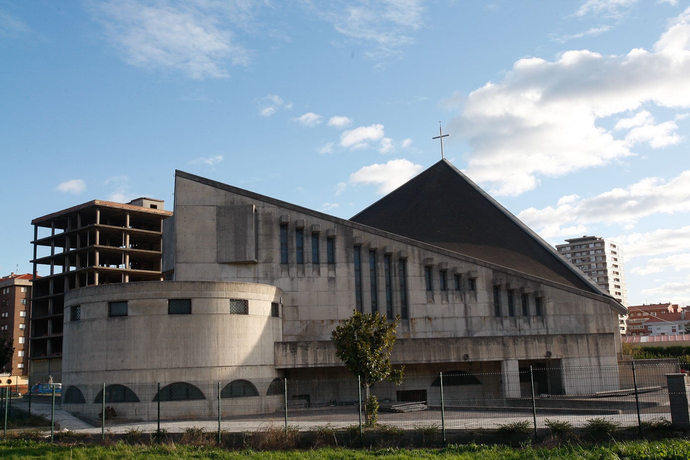 La iglesia del Sagrado Corazón de Jesús es una de las edificaciones más distinguidas en el horizonte de Mies de Vega, un entorno aún sin desarrollar urbanísticamente.