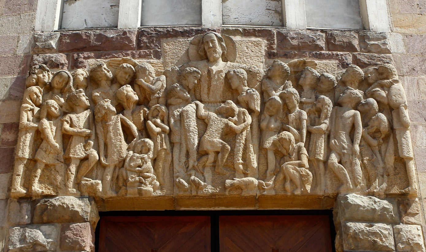 Los relieves de Jesús Otero e Higinio Sainz dan la bienvenida a la Iglesia de la Virgen Grande, una imponente edificación en honor a la patrona de la ciudad.