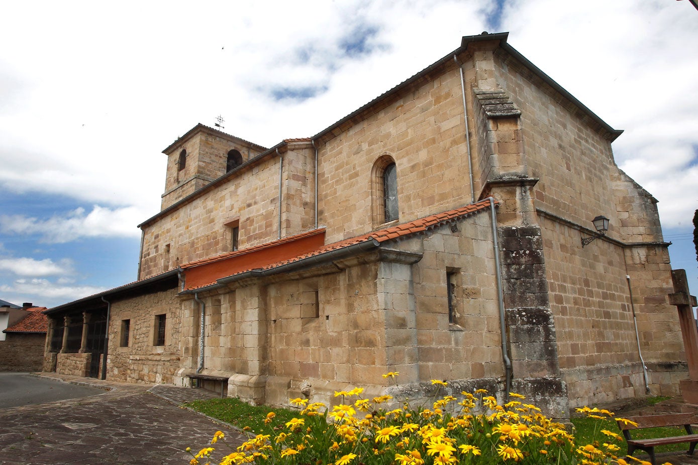 La parroquia de los Santos Justo Y Pastor se halla a pocos minutos del centro, en Sierrapando.