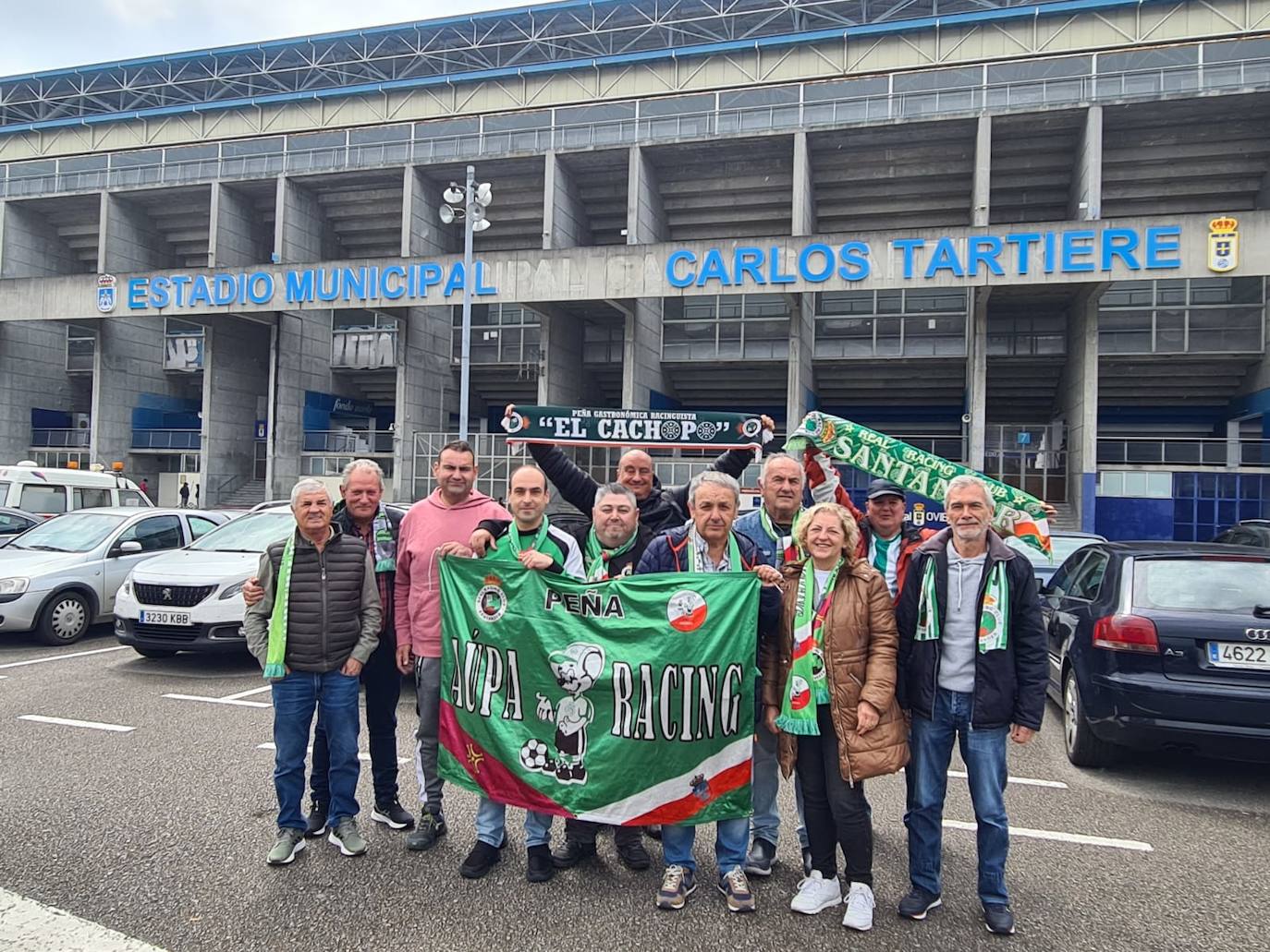 La Peña Aúpa Racing, en las inmediaciones del Carlos Tartiere