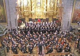 La Coral en una actuación con orquesta en la iglesia parroquial de Cabezón de la Sal