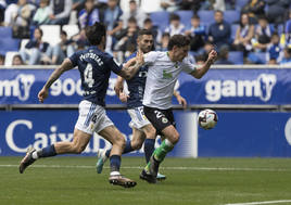 Sangalli controla el balón ante dos jugadores del Oviedo