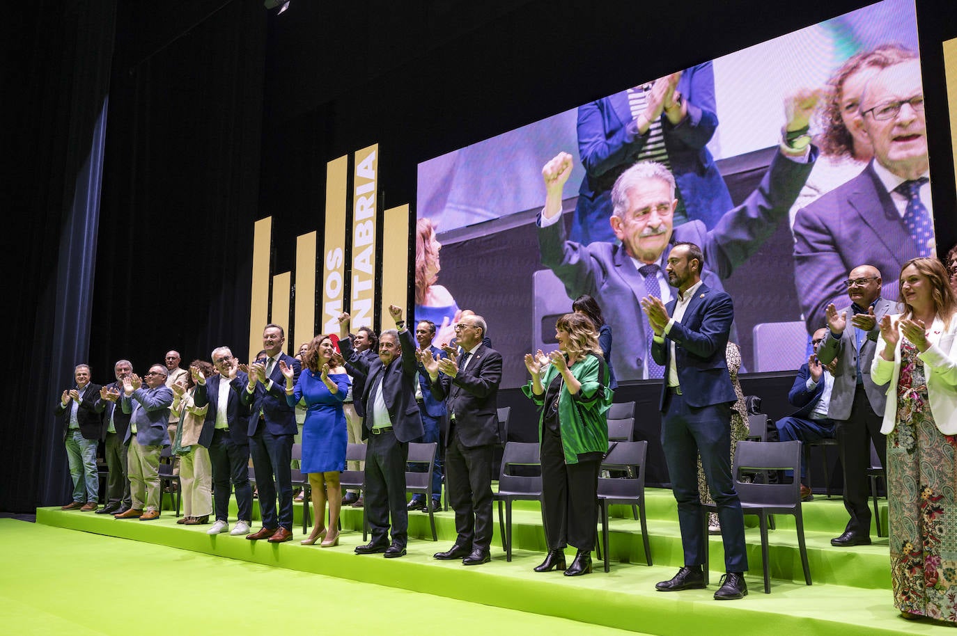 Revilla agradece las muestras de apoyo junto a los vicesecretarios del PRC, Guillermo Blanco, Paula Fernández Viaña y Javier López Marcano. Junto a ellos, el resto de la lista autonómica.