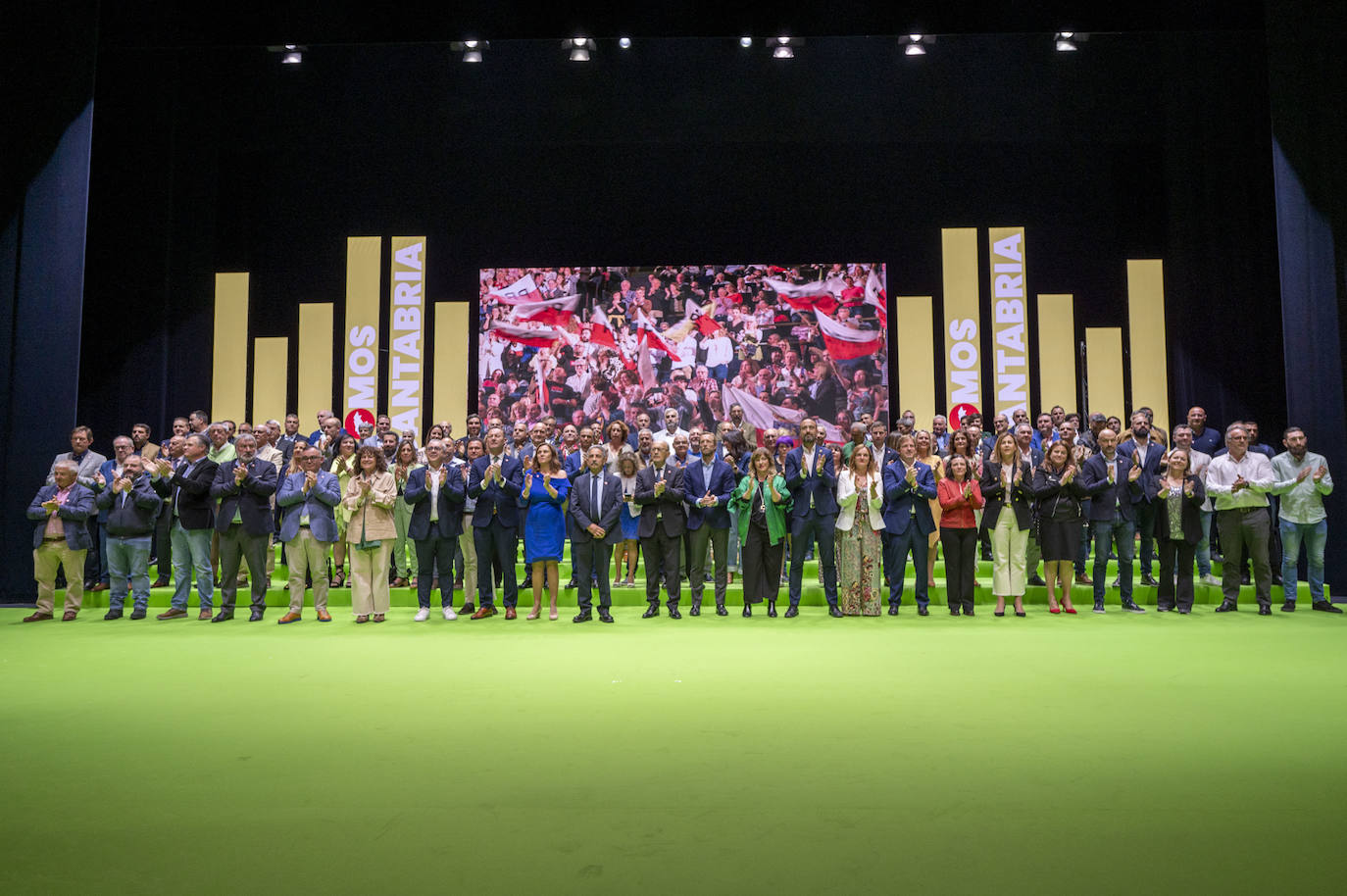 Foto de familia de Revilla con sus candidatos autonómicos y los cabeza de lista a las 102 alcaldías.