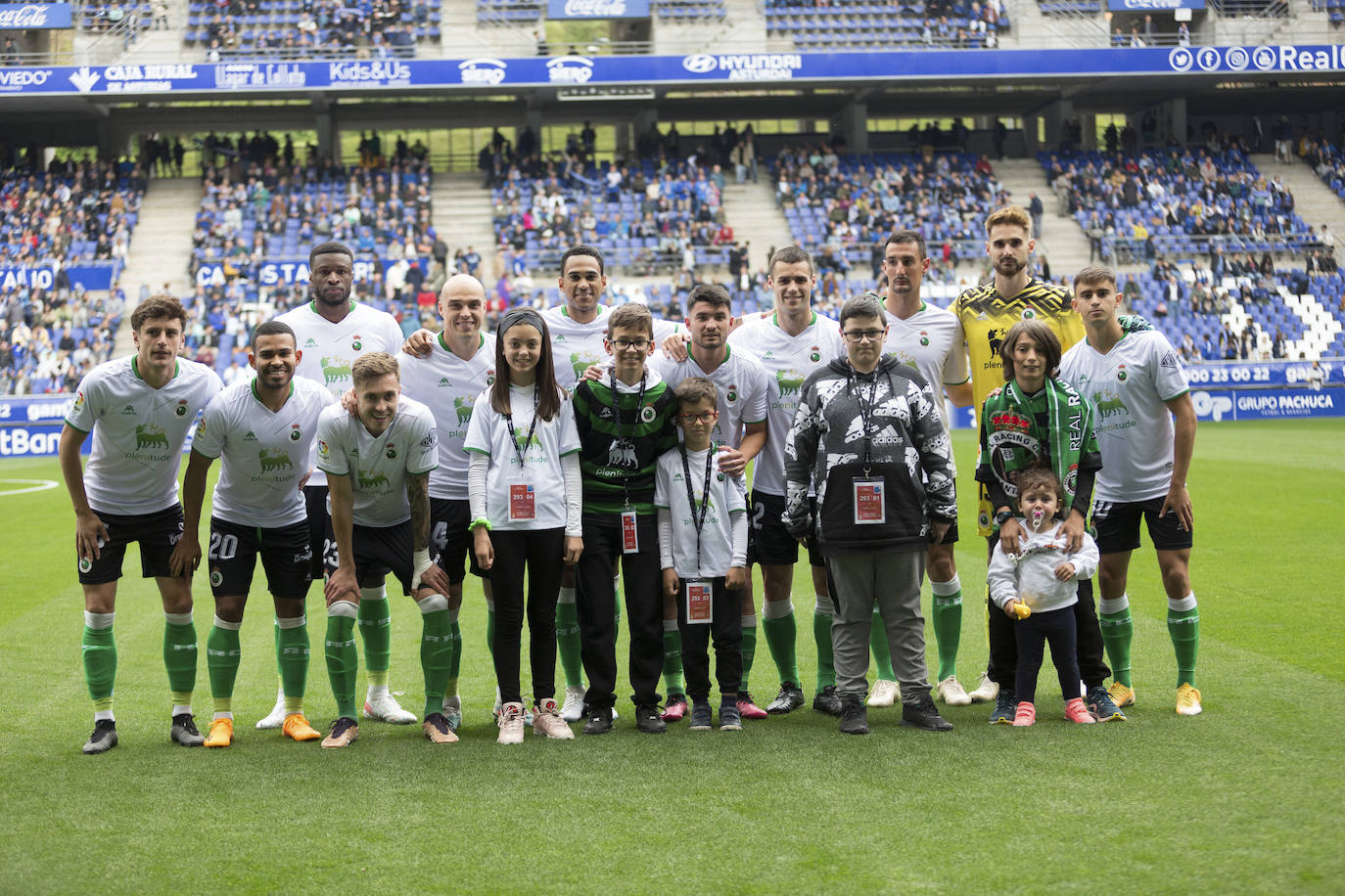 El once titular verdiblanco posa con algunos aficionados antes del partido.